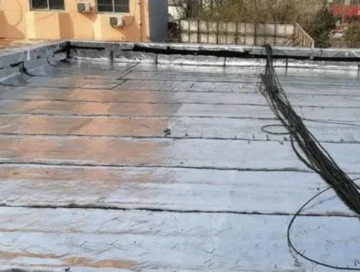 玉溪卫生间漏水维修公司分享下玉溪屋面楼顶防水刚性防水层施工要点。